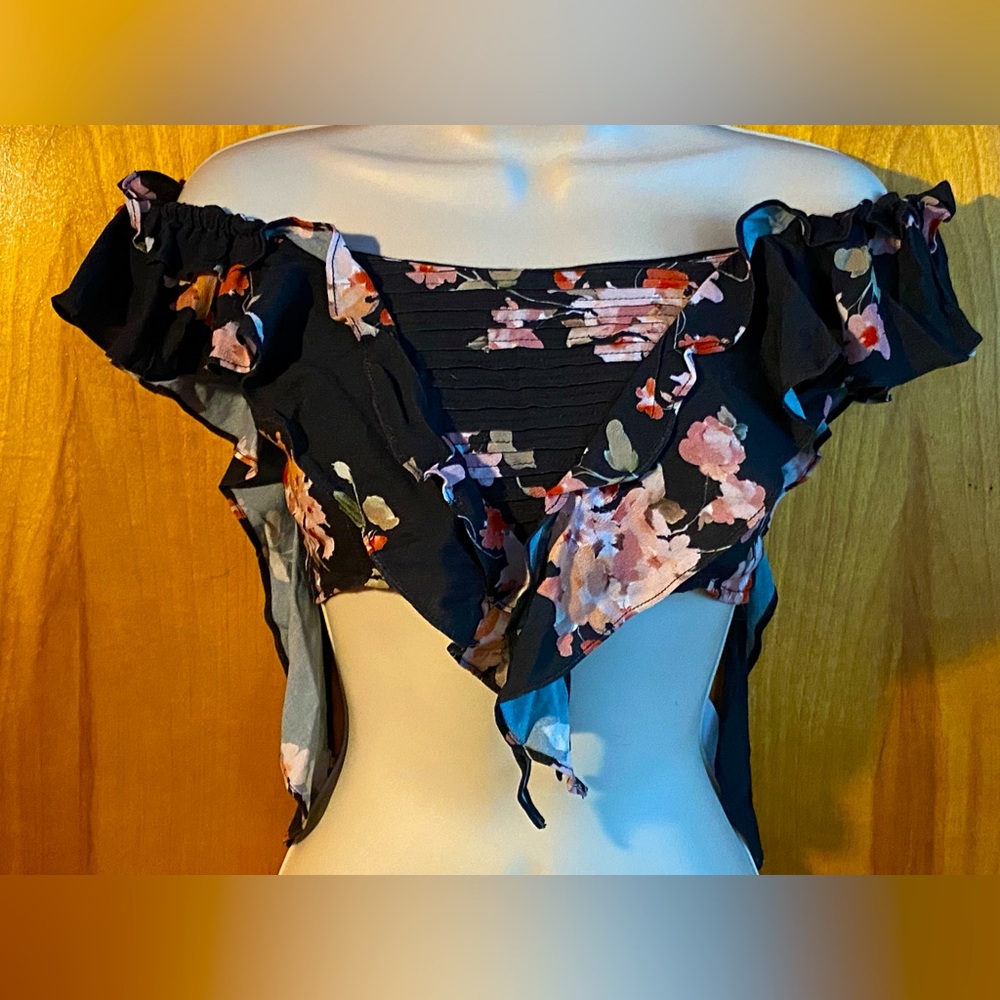 SALE 5/$25 NWT Princess Polly Earth Club Crop top,cold shoulder,black floral, 4